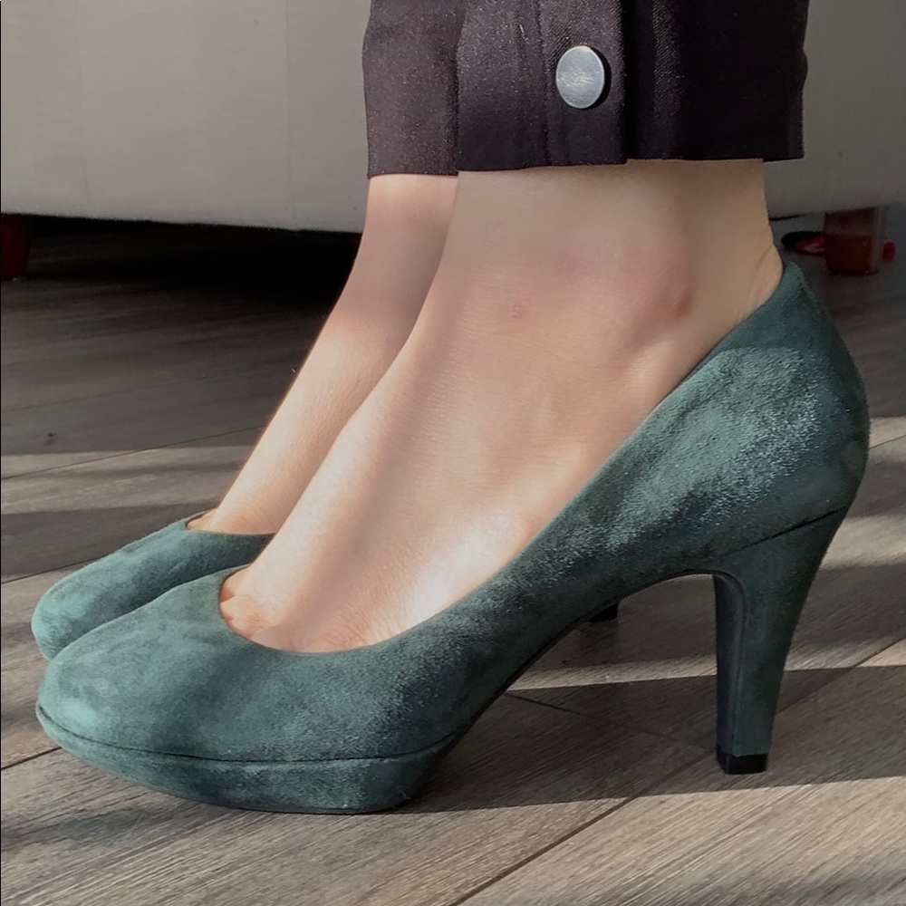 Clarks indigo ✨ NWOT ✨ Green suede pumps